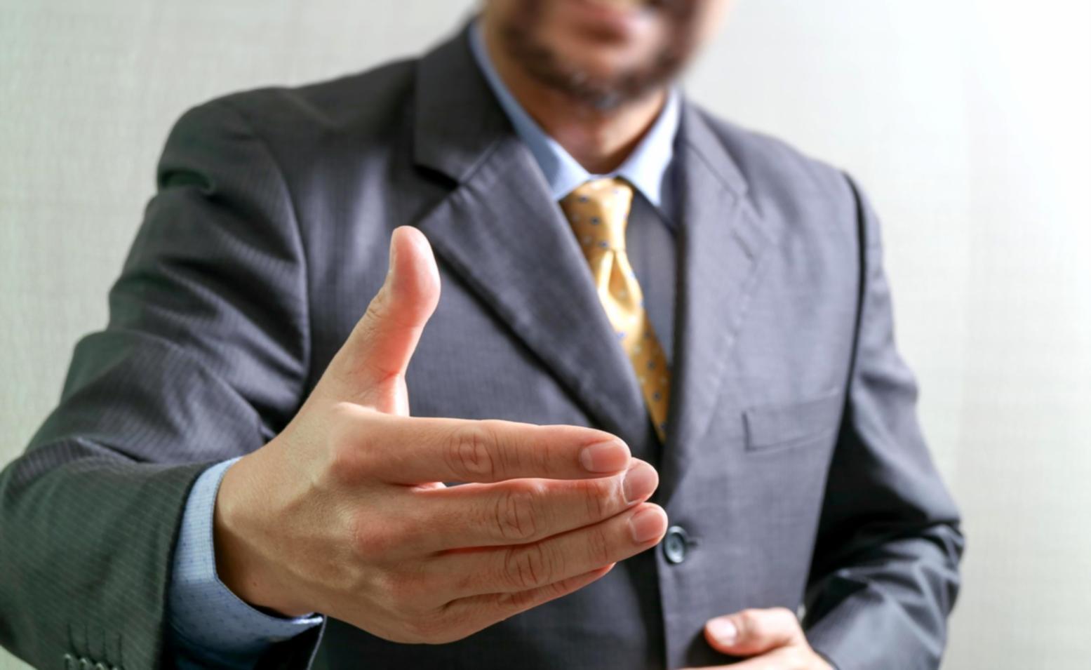 Finanzanalyst arbeitet an komplexem Bewertungsmodell