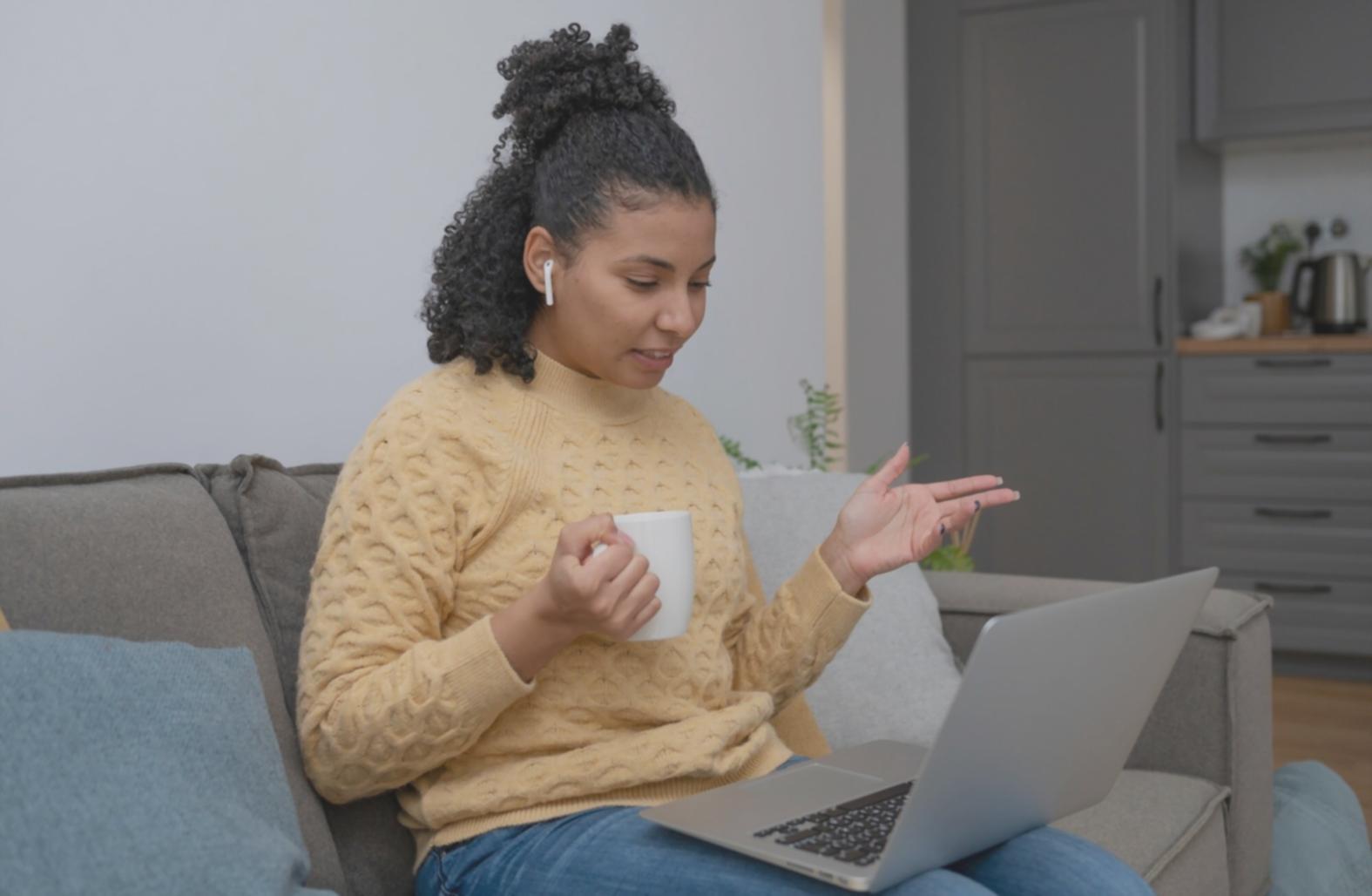 Finanzanalysten bei der Arbeit an Bewertungsmodellen